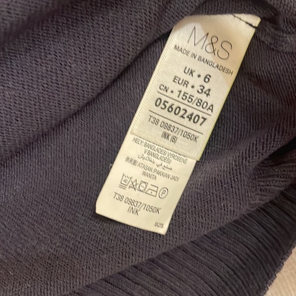 M&S dark blue black V- neck sweater - Picture 8 of 8